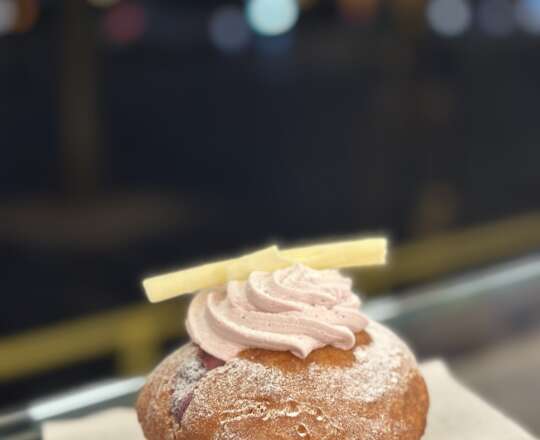 2 blueberry cheesecake bollen